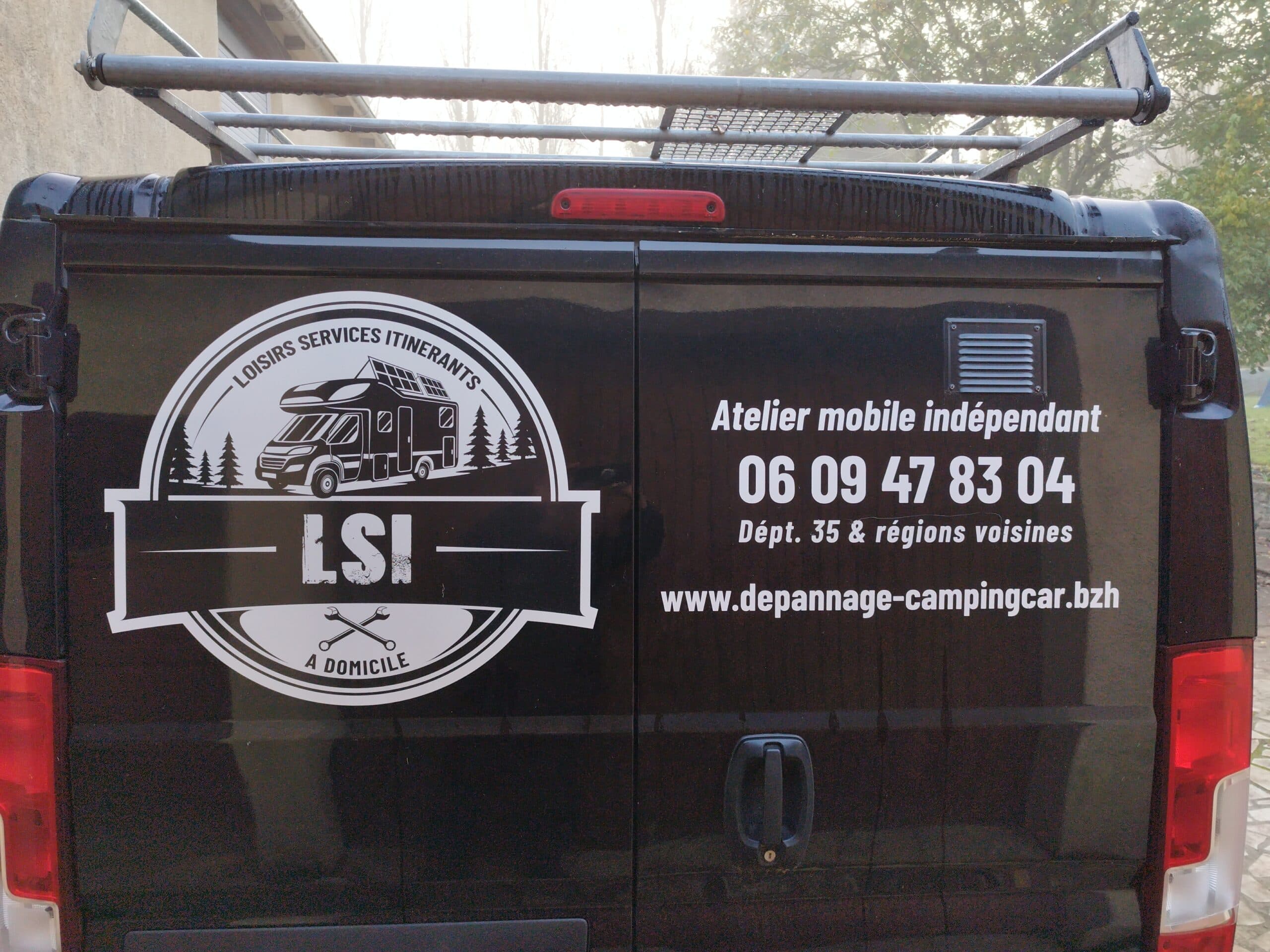 Camion atelier LSI vu de l'arrière avec logo et coordonnées