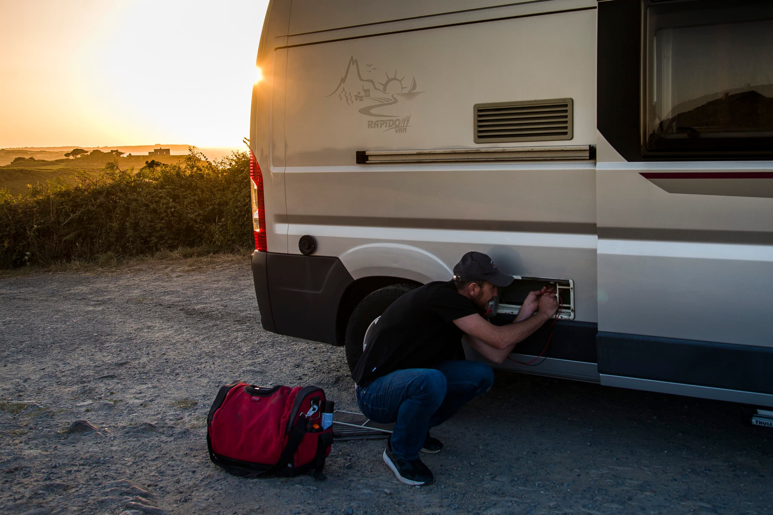 Romuald BURBAN en intervention sur un camping-car Rapido, au coucher de soleil sur la côte bretonne
